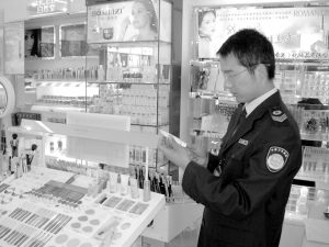 五華區(qū)開(kāi)展專項(xiàng)拉網(wǎng)檢查，筑牢化妝品及衛(wèi)生用品零售安全防線